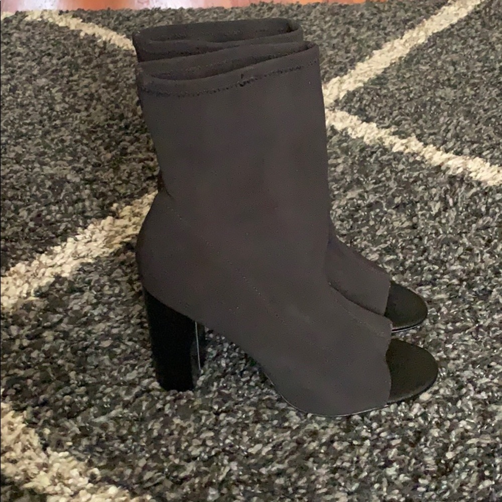 💫PRICE DROP Black open front stretch sandal💫